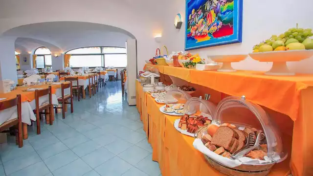 Vacanza ad Ischia con colazione, cena, accesso alle piscine e alla spiaggia