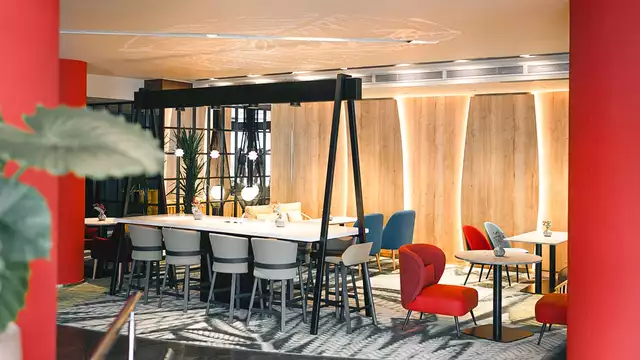 Ontdek Hotel Indigo Barcelona met ontbijt, een drankje en een tapa aan de bar