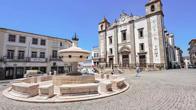 Descubre Évora con una copa de vino de bienvenida