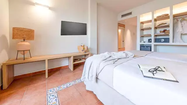 Descubre la Costa Dorada con media pensión incluida