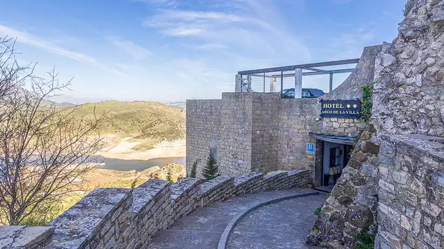 Romantisch uitje in Zahara de la Sierra met diner en een fles cava of wijn
