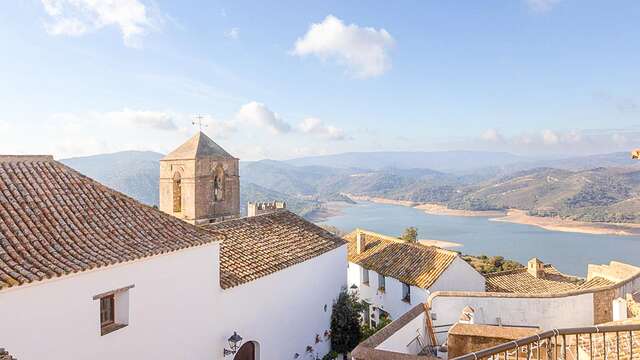 Escapada romántica con media pensión, botella de vino o cava y bombones