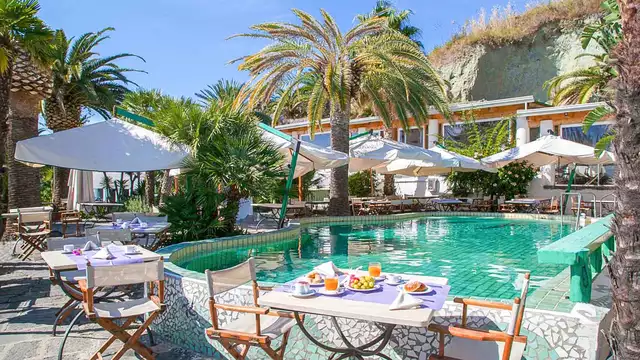 Camera panoramica ad Ischia in Hotel con parco termale, spa e mezza pensione