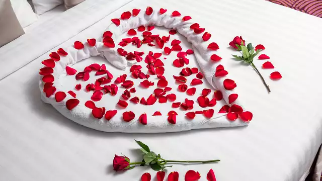 Escapade romantique avec petites attentions et baignoire à remous dans la chambre