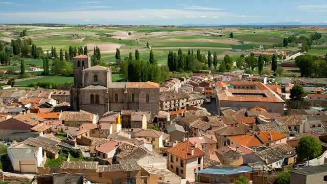 Escapada al pueblo más bonito de la Ribera del Duero con visita a su bodega y desayuno