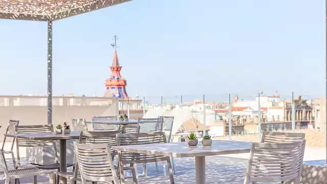 Escapada romántica con bañera hidromasaje, cava y mucho más en el centro de Sevilla