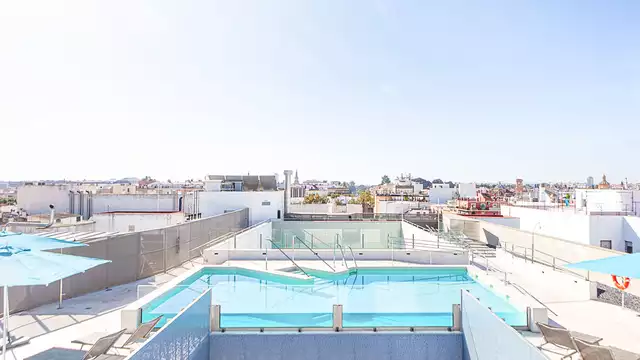 Escapada romántica con bañera hidromasaje, cava y mucho más en el centro de Sevilla
