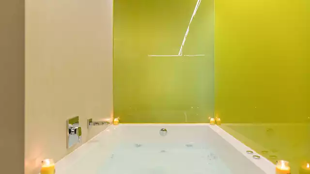 Escapada romántica con bañera hidromasaje, cava y mucho más en el centro de Sevilla