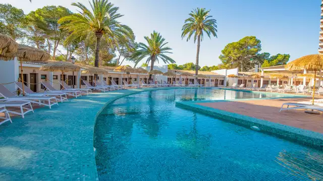 Disfruta de la Costa Blanca en habitación con vista a la piscina