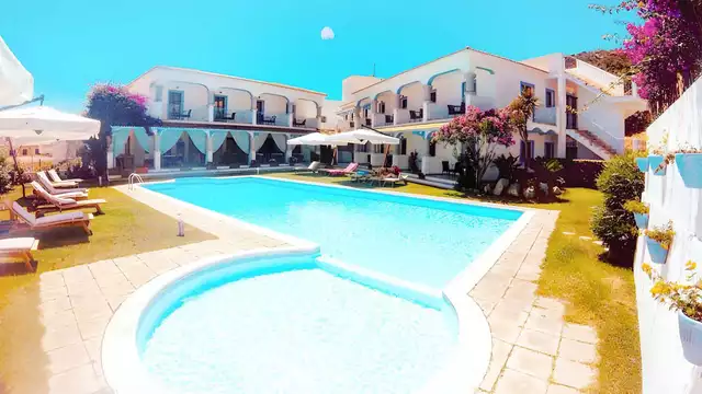 Oferta en habitación triple en Cerdeña con desayuno incluido y traslado a la playa