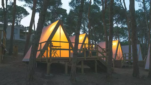 ¡Vive la experiencia de dormir en una Cabin Tent , en la Costa Brava!