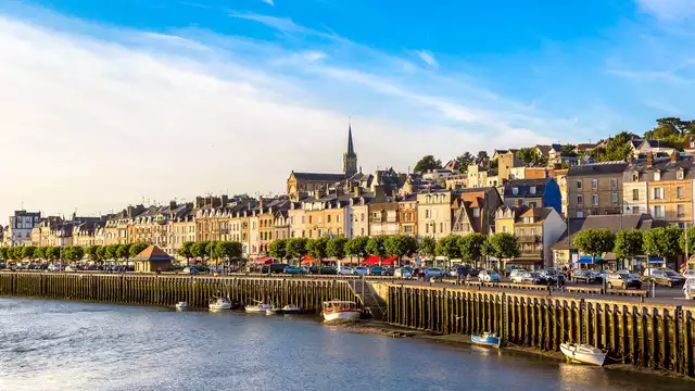 Uitje met uitzicht op de haven van Trouville