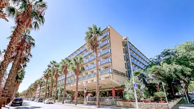 Demi-pension et billets pour PortAventura Park à Salou.