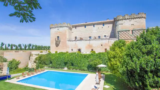 Romanticismo en un Castillo Medieval con botella de cava y en habitación superior