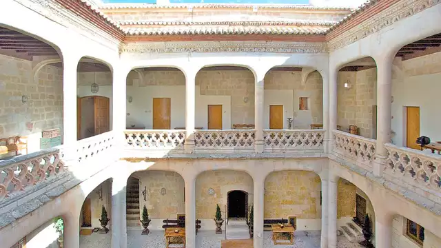 Romanticismo en un Castillo Medieval con botella de cava y en habitación superior
