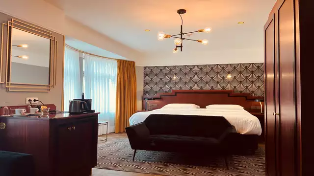 Promo d'été dans un hôtel de luxe au bord de la mer