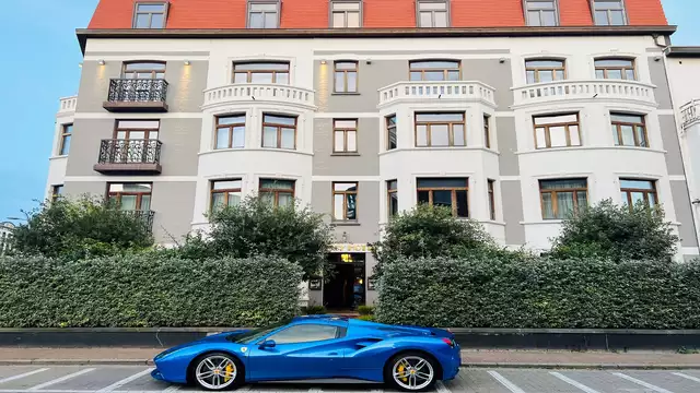 Promo d'été dans un hôtel de luxe au bord de la mer