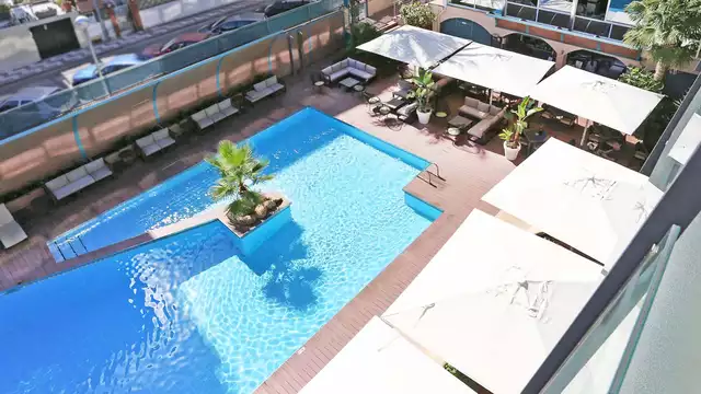 Mezza pensione in un hotel 5 stelle con vista sulla piscina, vicino alla spiaggia di Calella