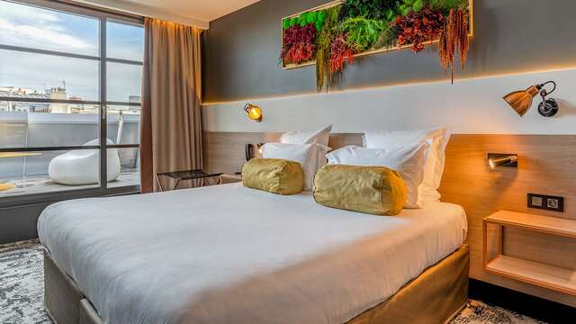 Séjour piscine et chambre supérieure avec terrasse à Paris
