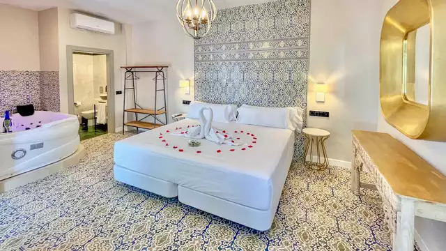 Escapada romántica en habitación con jacuzzi en un hotel con encanto en Badajoz
