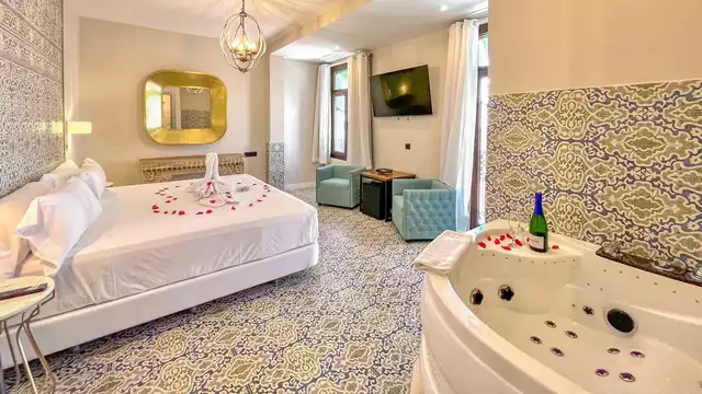 Escapada romántica en habitación con jacuzzi en un hotel con encanto en Badajoz
