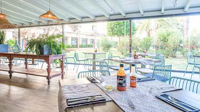 Vacances pour une famille de 4 personnes en demi-pension dans un superbe hôtel en face de la plage.