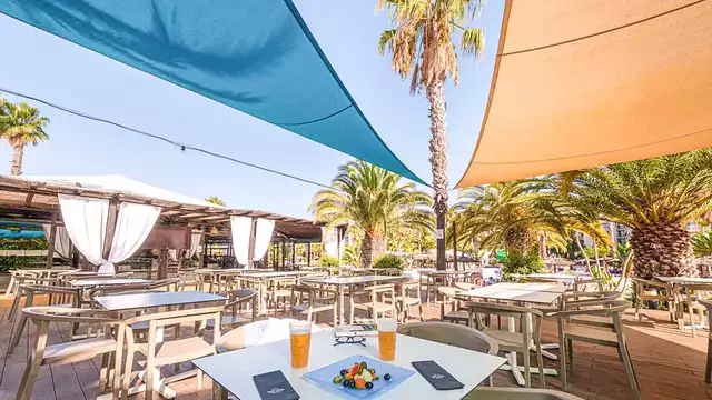 Disfruta en pareja de un resort a pie de Playa en Islantilla en media pensión