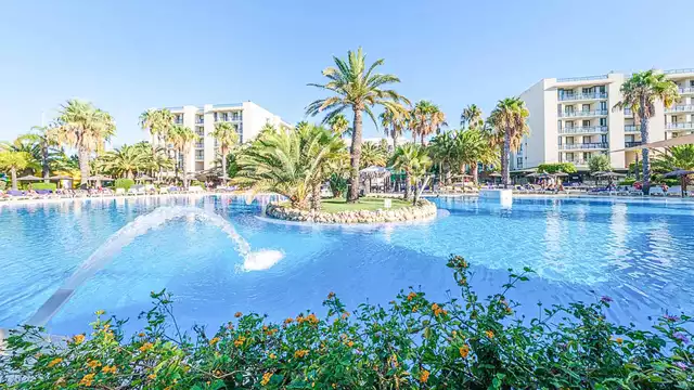 Disfruta en pareja de un resort a pie de Playa en Islantilla en media pensión