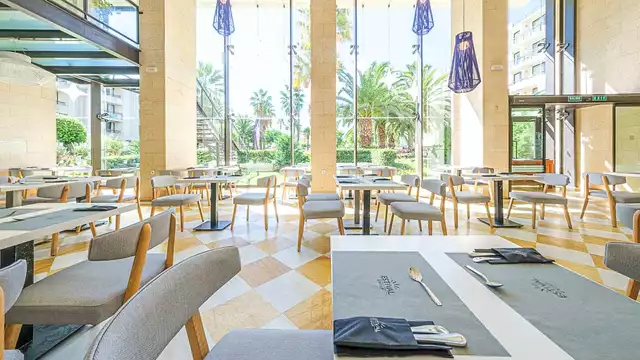 Disfruta en pareja de un resort a pie de Playa en Islantilla en media pensión