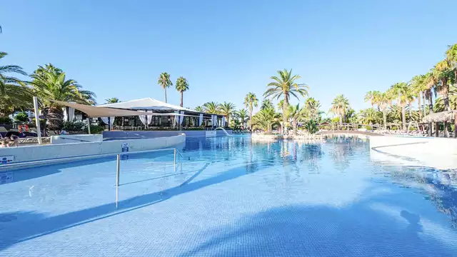 Disfruta en pareja de un resort a pie de Playa en Islantilla en media pensión