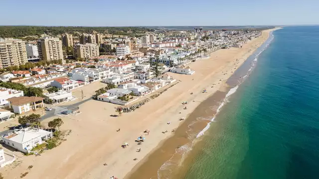 Vacaciones en familia y media pensión a dos pasos de la playa en junior suite para 4
