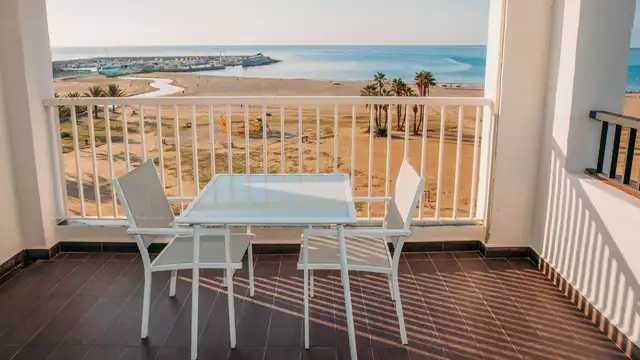 Escapada junto al mar con cena incluida para dos y habitacion con terraza