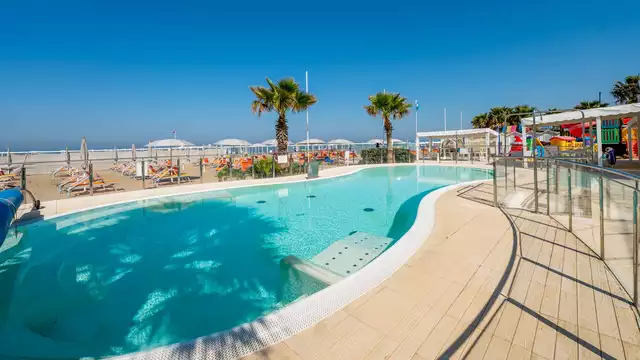 Riccione en chambre vue mer avec apéritif et accès au spa inclus