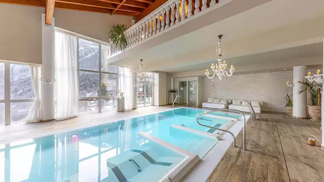 Andorra con cena y acceso a un spa acristalado con vistas a la montaña