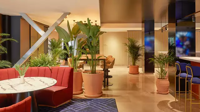 Descubre el nuevo Crowne Plaza Madrid con desayuno y copa de cava
