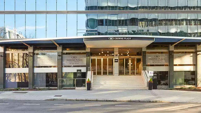 Descubre el nuevo Crowne Plaza Madrid con desayuno y copa de cava