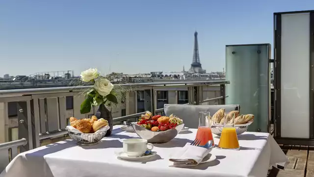 Vue Tour Eiffel et luxe face au Parc Monceau à Paris