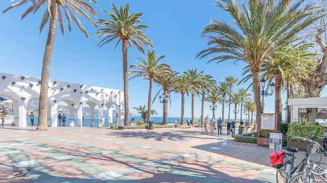 Escapada en la playa en Nerja en habitación económica con desayuno incluido