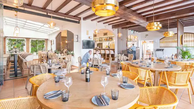 Escapada en la playa en Nerja en habitación económica con desayuno incluido