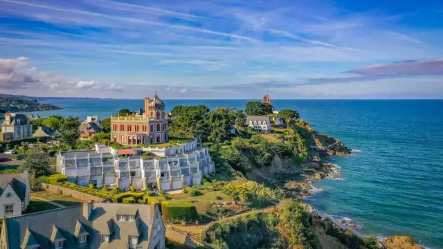 Romanticismo con vista mare nella baia di Saint-Brieuc.