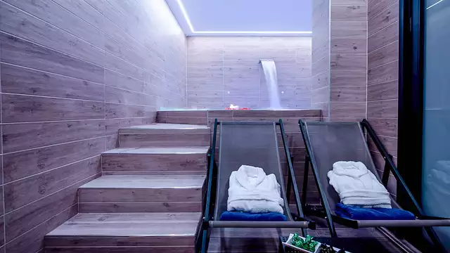 Romantisme avec une bouteille de cava, du chocolat et un spa près du centre de La Corogne