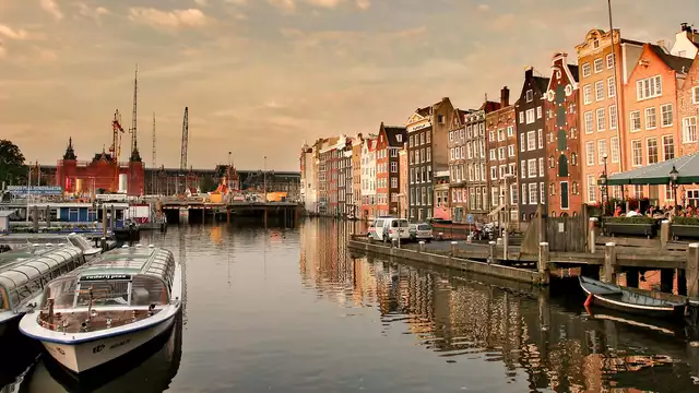 Descubre Ámsterdam y alójate en una suite de lujo.