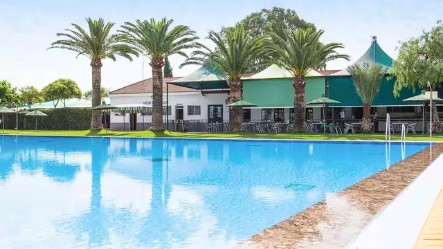 Fuga con bottiglia di cava e piscina in campeggio a breve distanza da Córdoba