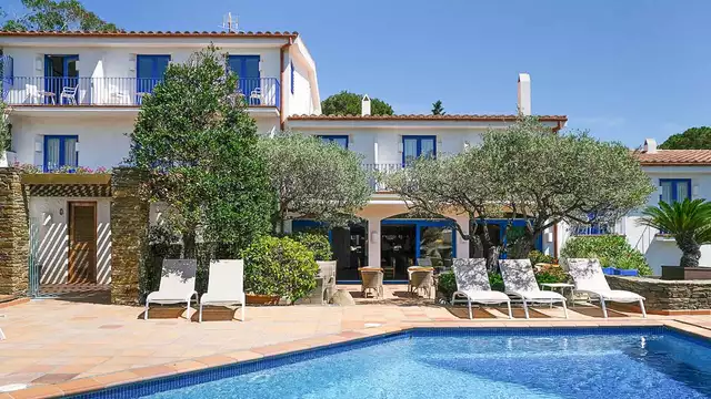 Descubre el encanto de Cadaqués: con desayuno y copa de vino de la casa incluida