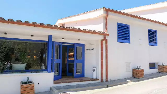 Descubre el encanto de Cadaqués: con desayuno y copa de vino de la casa incluida