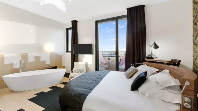 Romance à Brest avec champagne, spa en junior suite lit rond