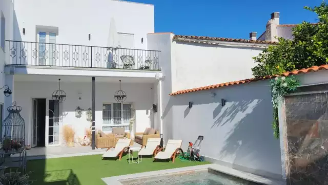 Escapada de lujo en un hotel boutique 5* con piscina y botella de cava