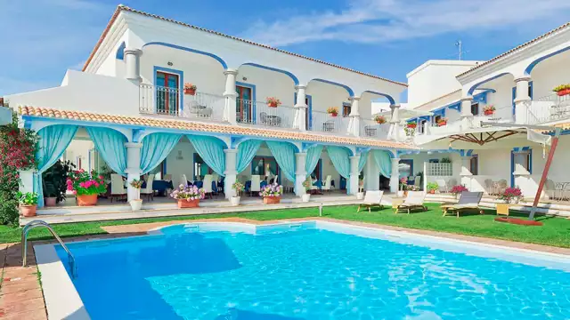 Séjour dans la magnifique Sardaigne en chambre confort avec demi-pension.