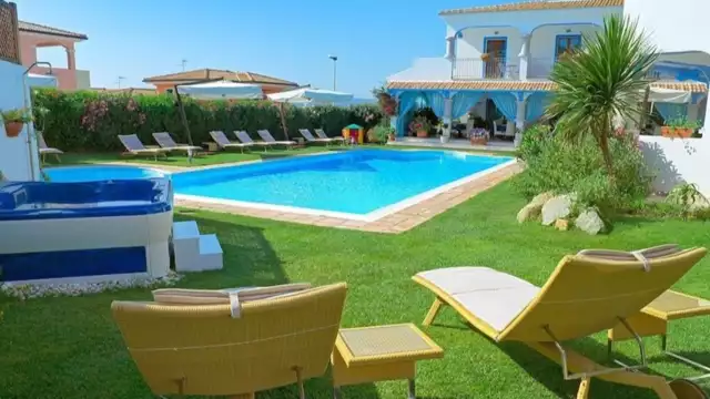 Vakantie in Sardinië in een comfortkamer met ontbijt inbegrepen.