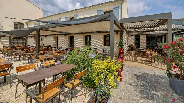 Escapade romantique avec bouteille de champagne et un massage pour une personne